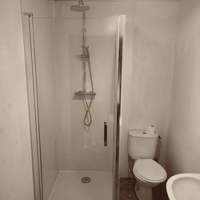Installation d'une nouvelle douche par un plombier à Fougères