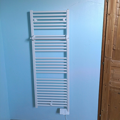 Création d'une ligne d'alimentation électrique et installation d'un sèche-serviette dans une salle de bain - Courant d'Ô