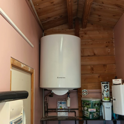 Remplacement d'un ballon d'eau chaude électrique Ariston avec raccordement aux normes - Courant d'Ô