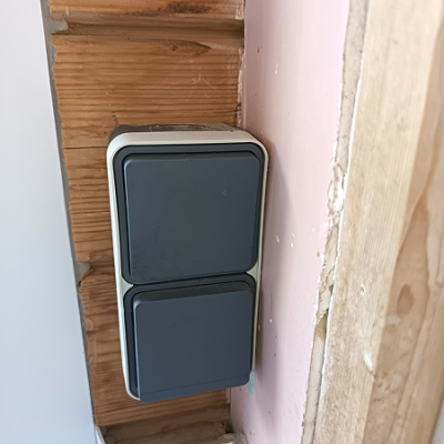 Installation d'un interrupteur double en saillie sur ossature bois - Guer