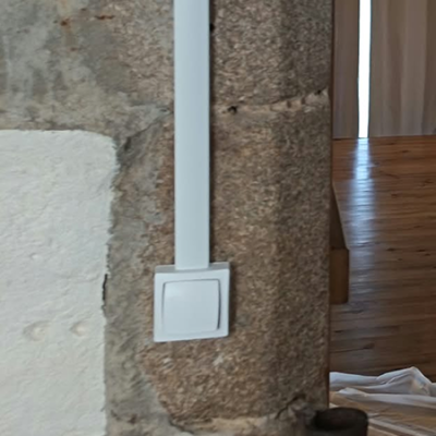 nstallation d'un interrupteur Legrand avec gaine en saillie sur mur en pierre apparente